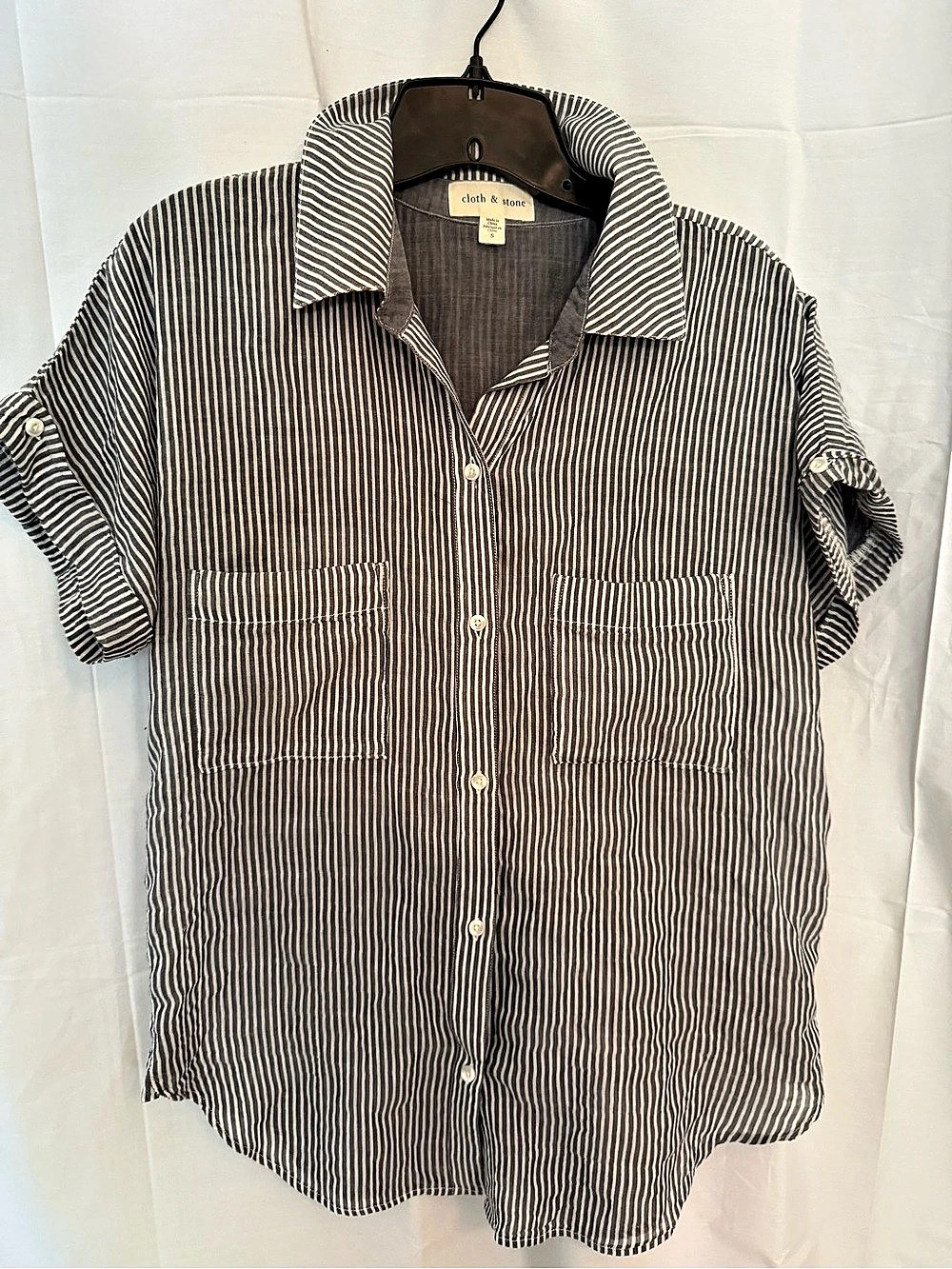 Cloth & Stone Striped Button Down in Gray & White Small Like New